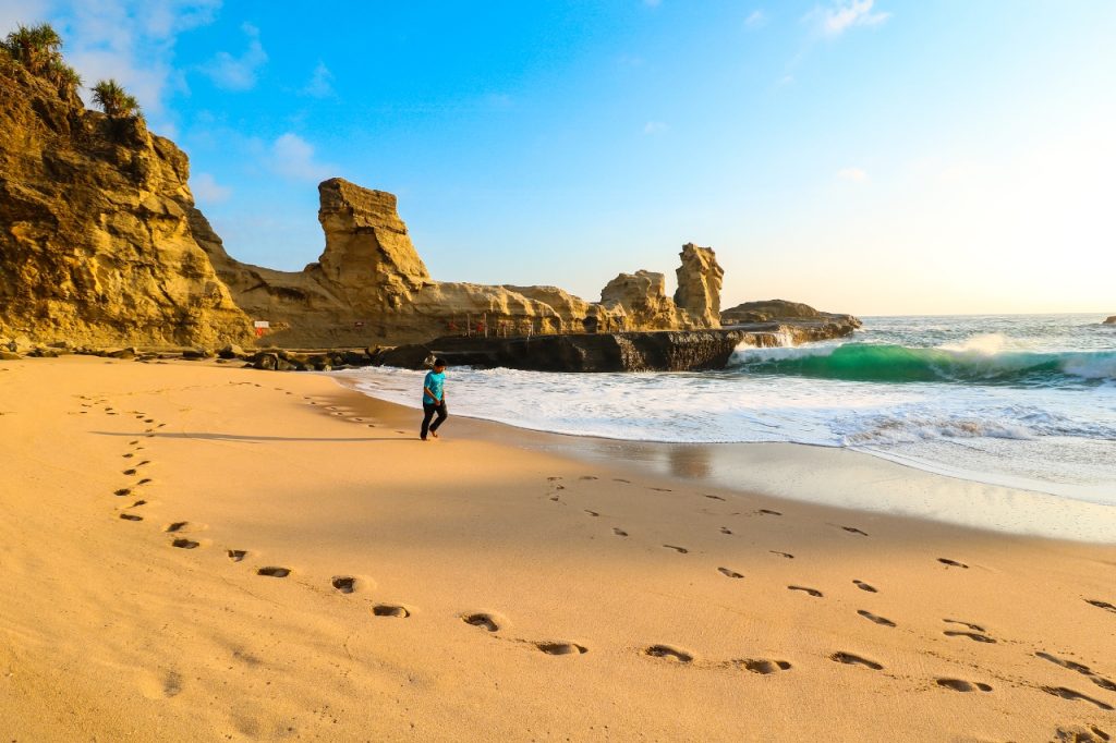 Pantai Klayar menjadi favorit dalam paket tour Pacitan