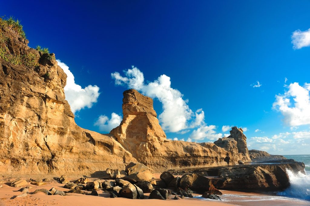 Pantai Klayar dengan ciri khas seruling samudera