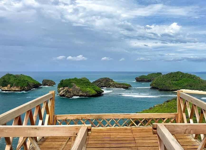 Pantai Kasap Pacitan dengan gugusan pulau-pulau kecil yang agak mirip dengan di Raja Ampat