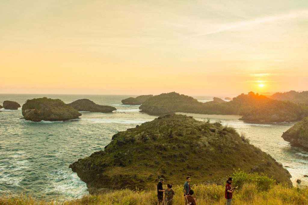 Pemandangan menjelang sunset di pantai Kasap saat cuaca cerah