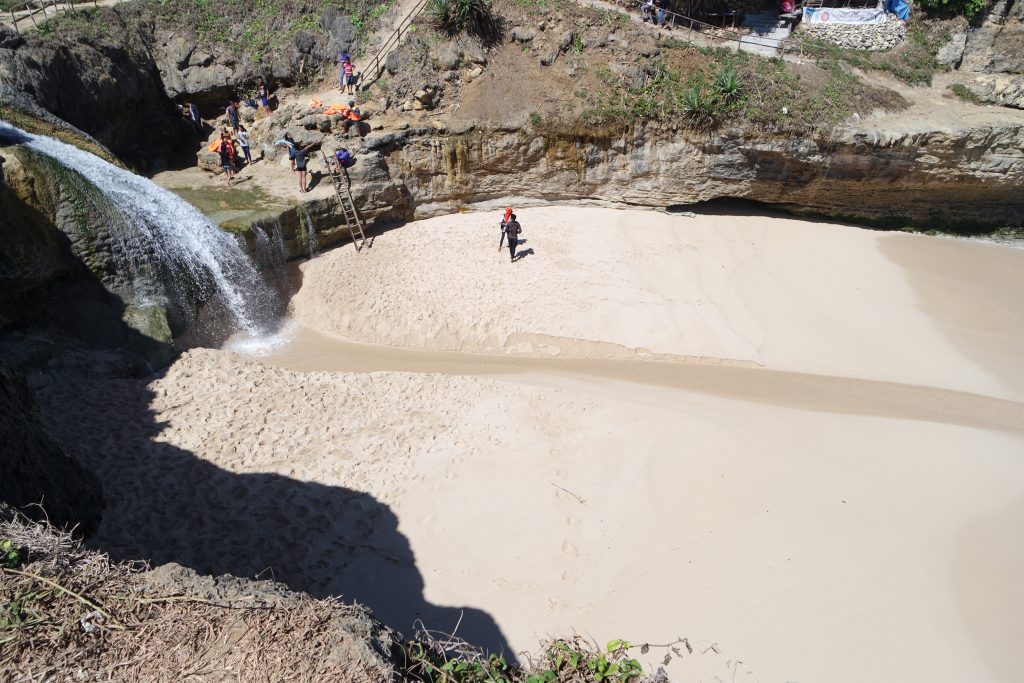 Pantai Banyu Tibo dengan air terjunnya yang unik