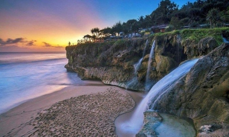 Pantai Banyu Tibo salah satu destinasi yang wajib dikunjungi di Pacitan