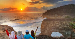 Pantai Karang Bolong